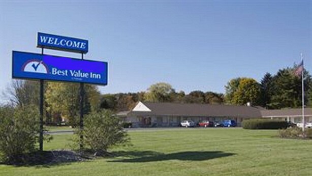 A sign for Best Value Inn with a welcoming message.