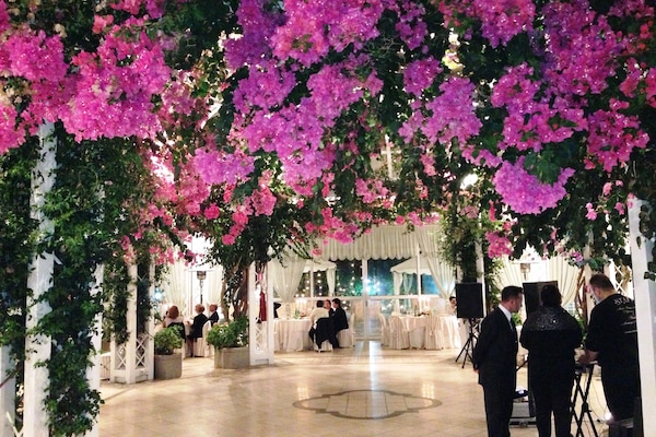 供应午餐和晚餐,地方菜