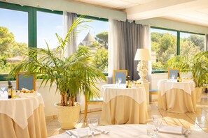 Se sirven comidas, cenas y cocina local 