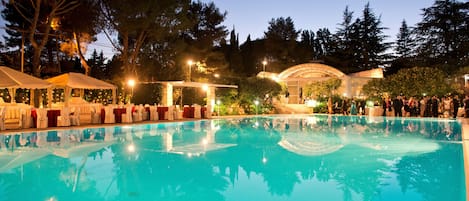 Een seizoensgebonden buitenzwembad en parasols bij het zwembad