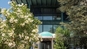 A hotel entrance with a sign reading "HOTEL SIERRA S". - Hotel Sierra Silvana (Fasano)