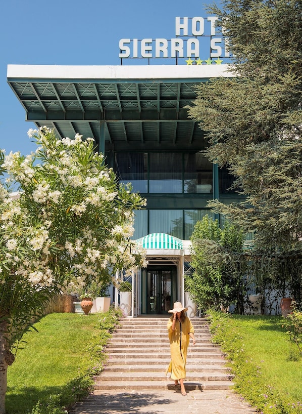 A hotel entrance with a sign reading "HOTEL SIERRA S".