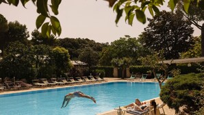 A swimming pool with lounge chairs and a diving board. - Hotel Sierra Silvana (Fasano)
