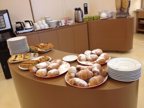 Morgenmadsbuffet hver dag (10 EUR pr. person)