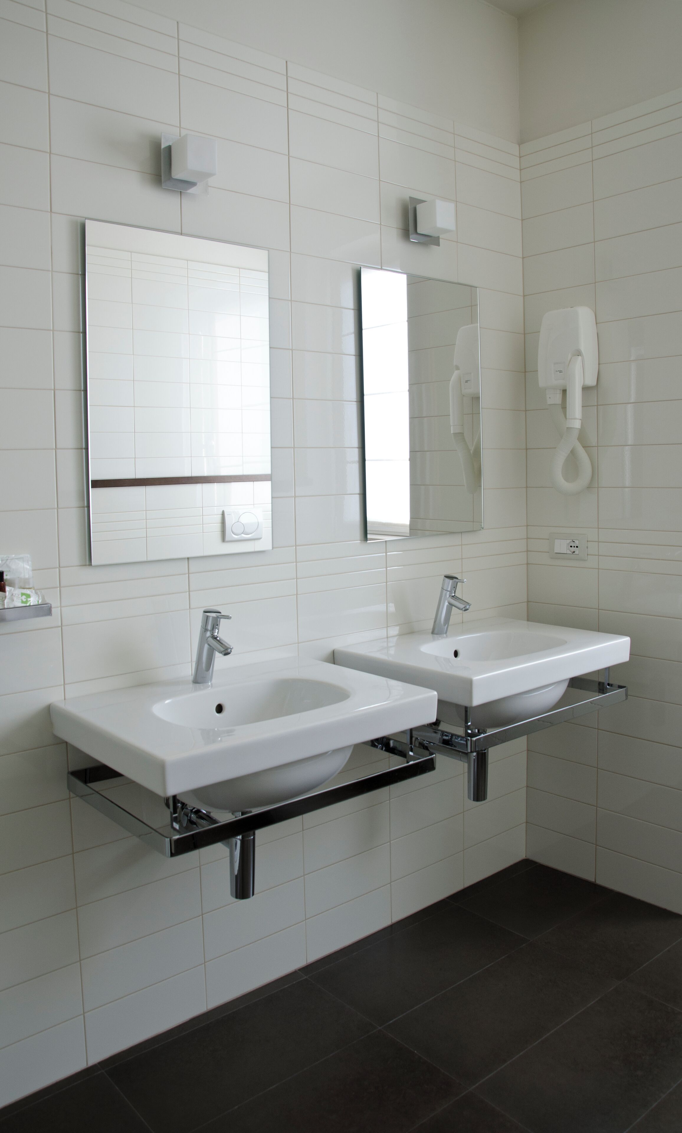 quadruple room | bathroom | shower, free toiletries, hair dryer, bidet