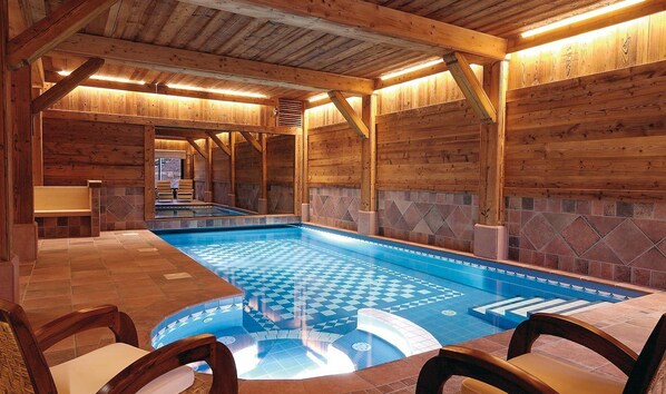 من حمّامات السباحة المغطاة، حمّام سباحة خارجي