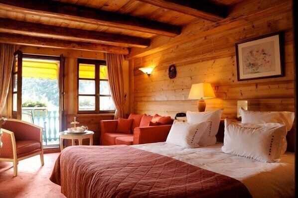 أغطية فراش متميزة وميني بار وخزنة داخل الغرفة وبديكورات فريدة لكل غرفة