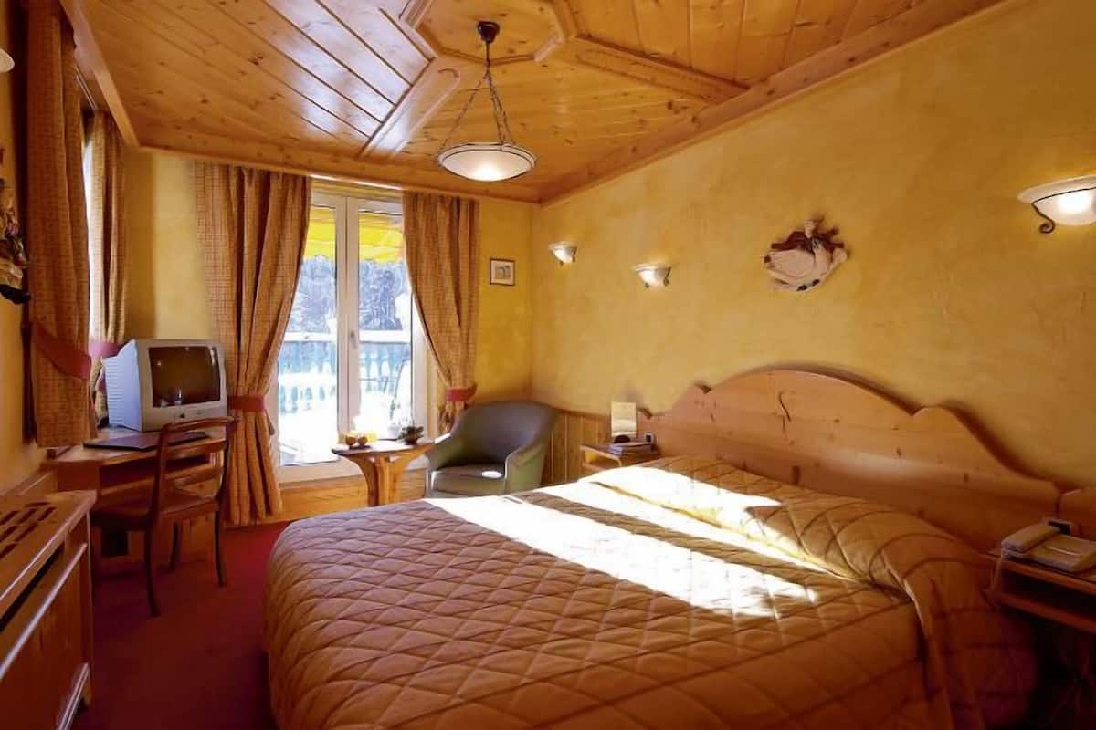 Standard Double Room | Premium bedding, minibar, in-room safe, individually decorated