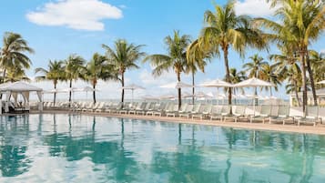 3 piscines extérieures, parasols de plage, chaises longues