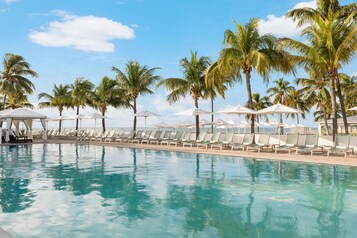 3 piscines extérieures, parasols, chaises longues