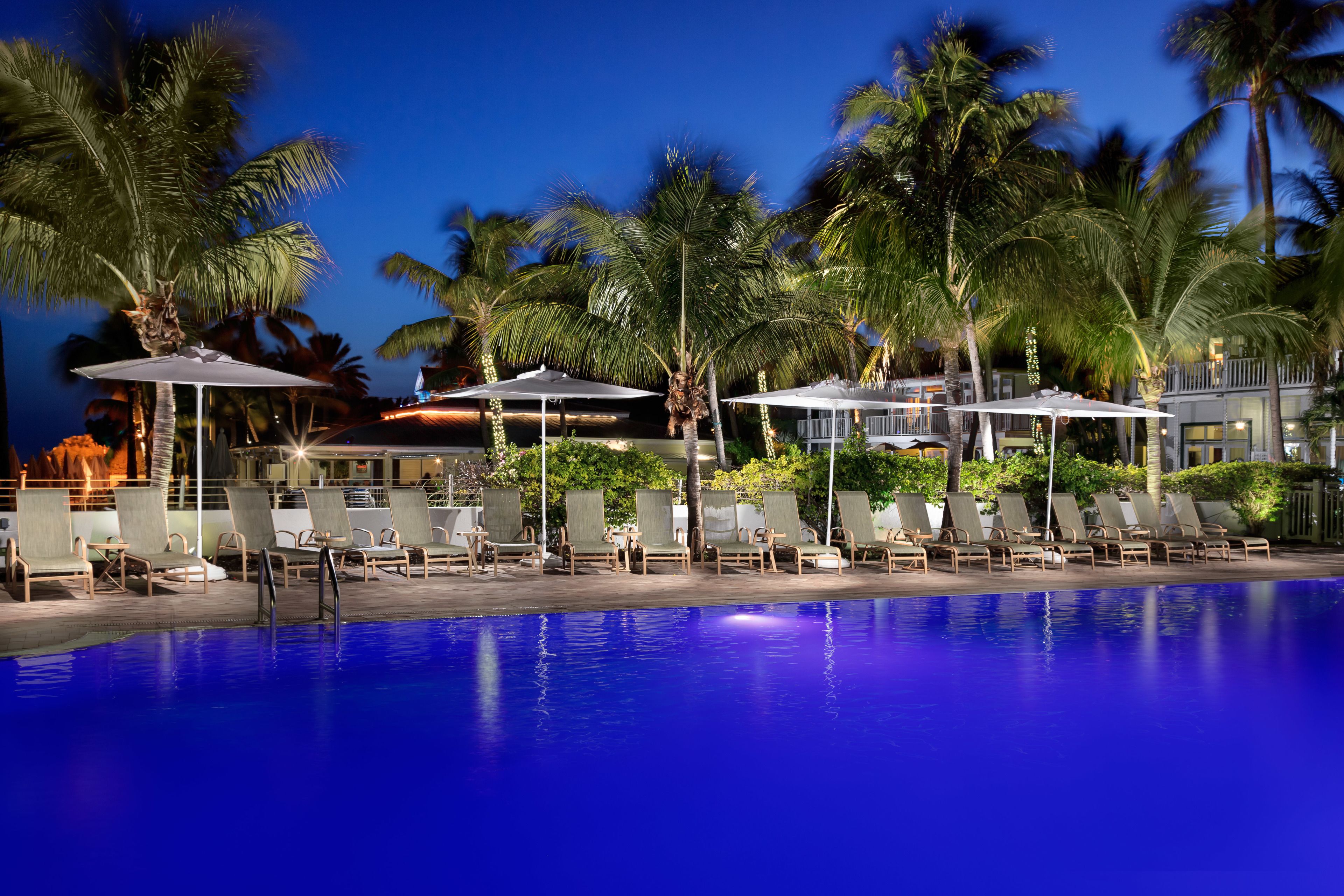 3 utomhuspooler, parasoller och solstolar