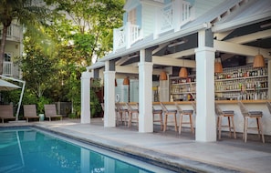 Pool View 1 King Balcony | Utomhuspool | 3 utomhuspooler, parasoller och solstolar