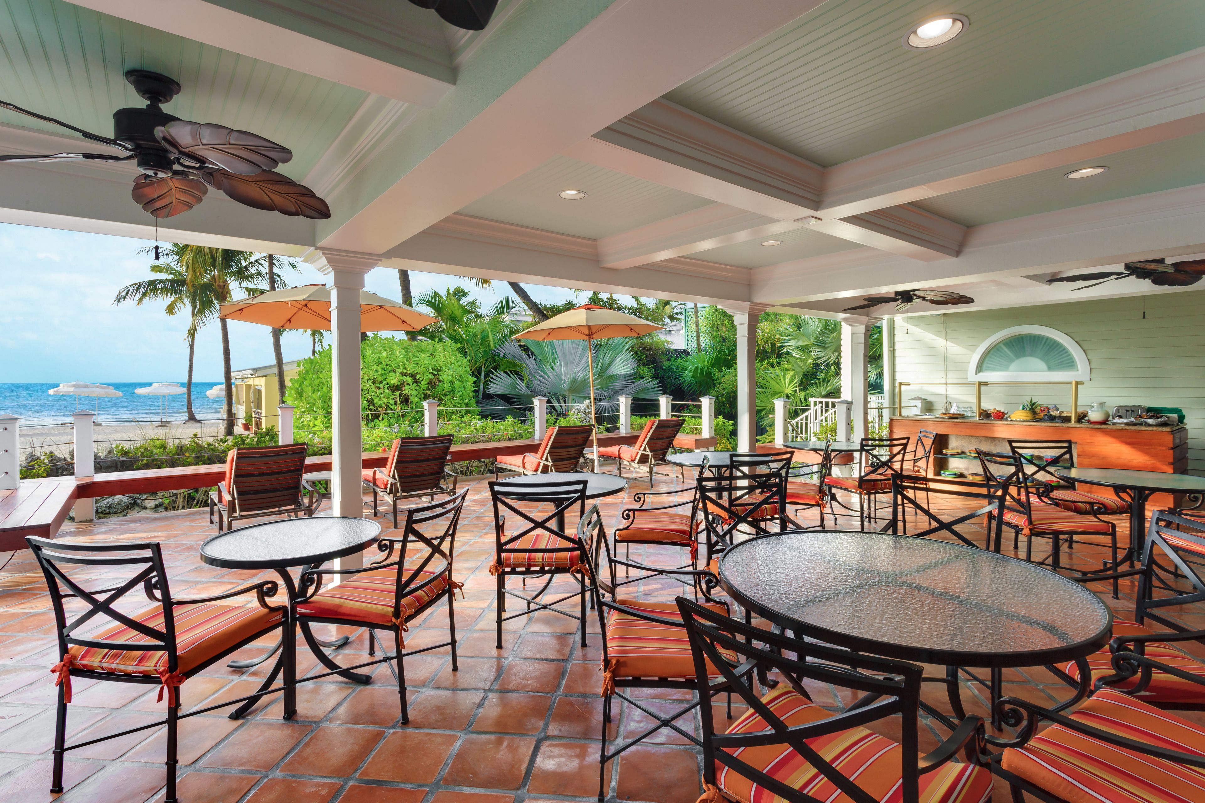 Frühstück, Mittagessen, amerikanische Küche, Blick auf den Strand 