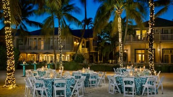 Se sirven desayunos, comidas y cocina americana con vista a la playa