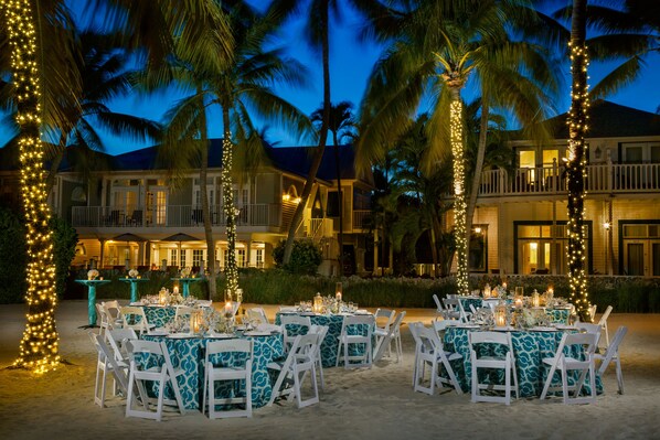 Breakfast, lunch, dinner served; American cuisine, beach views 