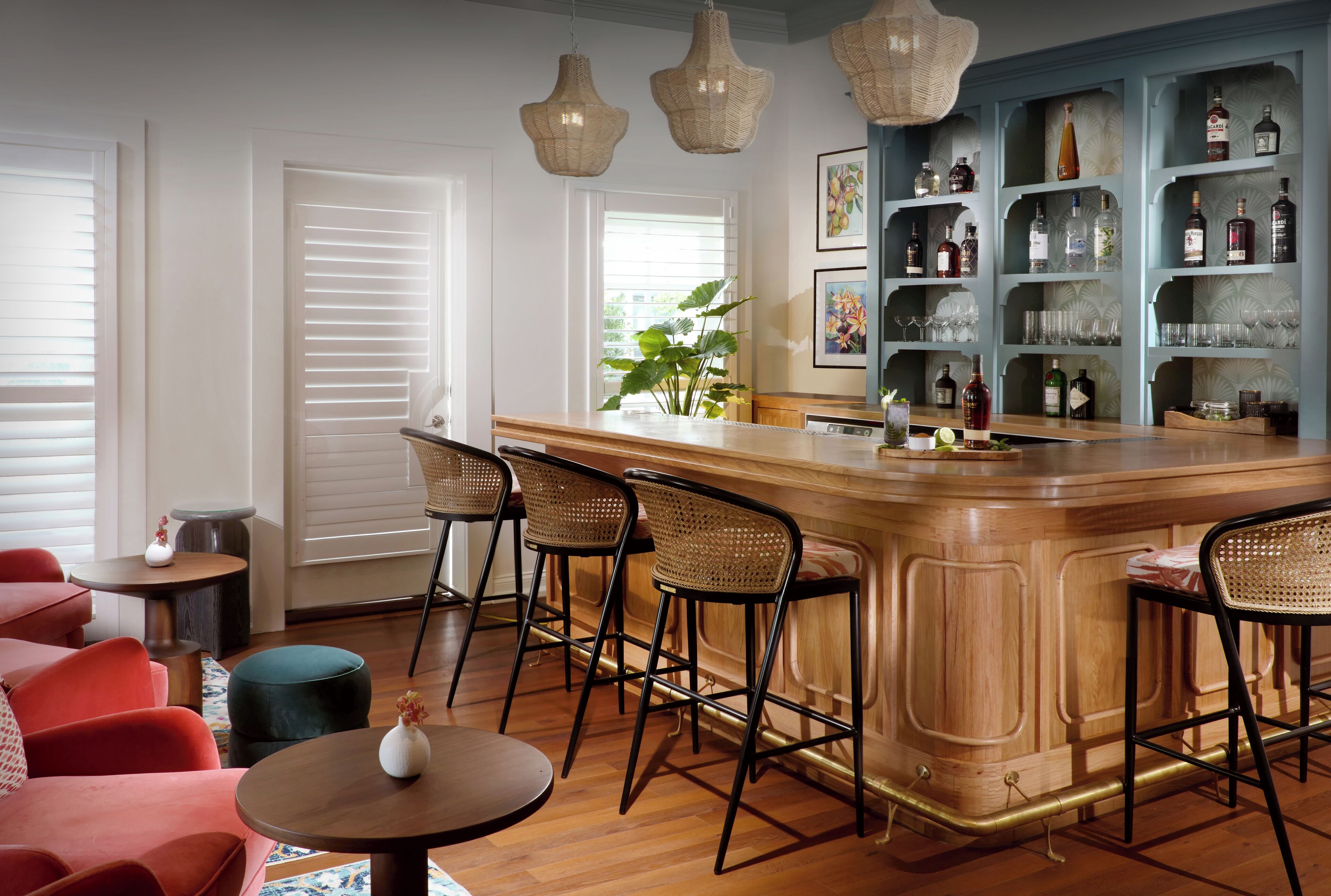 cocktail bar, ocean views, open daily