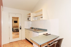 Habitació executiva (Executive Motel Room) | Cuina privada | Frigorífic, microones, cafetera i tetera i bullidora elèctrica