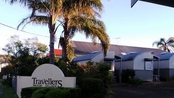 Fachada da propriedade à noite