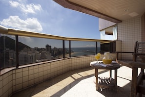 Suites Business Class Queen - Non Smoking | 8 bedrooms, minibar, in-room safe, laptop workspace