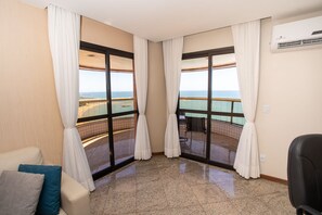 Minibar y caja de seguridad en la habitación 