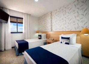 Minibar, in-room safe, laptop workspace, soundproofing - Quality Suites Vila Velha (Vila Velha)