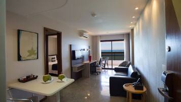 Deluxe-sviitti, 1 parisänky | Olohuone | 32–tuumainen taulutelevisio, jossa kaapelikanavat