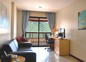 1 Schlafzimmer, Minibar, Zimmersafe, laptopgeeigneter Arbeitsplatz