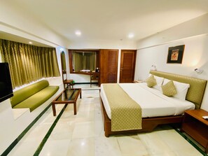 Pillow-top beds, minibar, in-room safe, desk - Hotel Parle International (Mumbai)