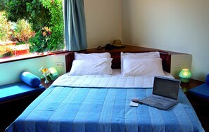 客房内保险箱、办公桌、笔记本电脑工作区、遮光窗帘