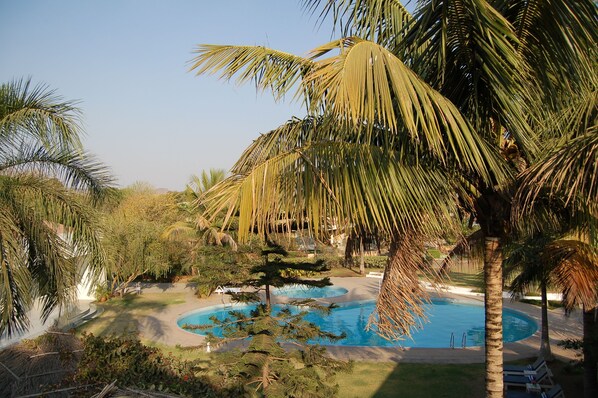 Piscine extérieure, chaises longues, maîtres-nageurs sur place