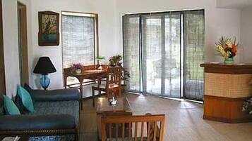 Suite, 1 Bedroom | Living room | TV