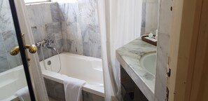 Badewanne, kostenlose Toilettenartikel, Haartrockner, Bademäntel