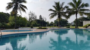 室外游泳池，07:00 至 19:00 开放，日光浴躺椅，现场救生员