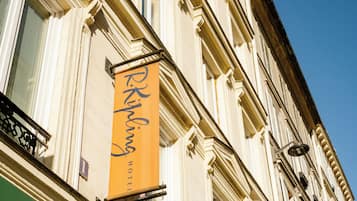 Un edificio con un letrero que dice 'Rykling Hotel'.