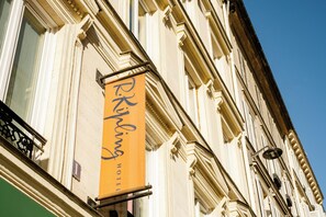 A building with a sign that reads 'Rykling Hotel.' - Hôtel R. Kipling by Happyculture (Paris)
