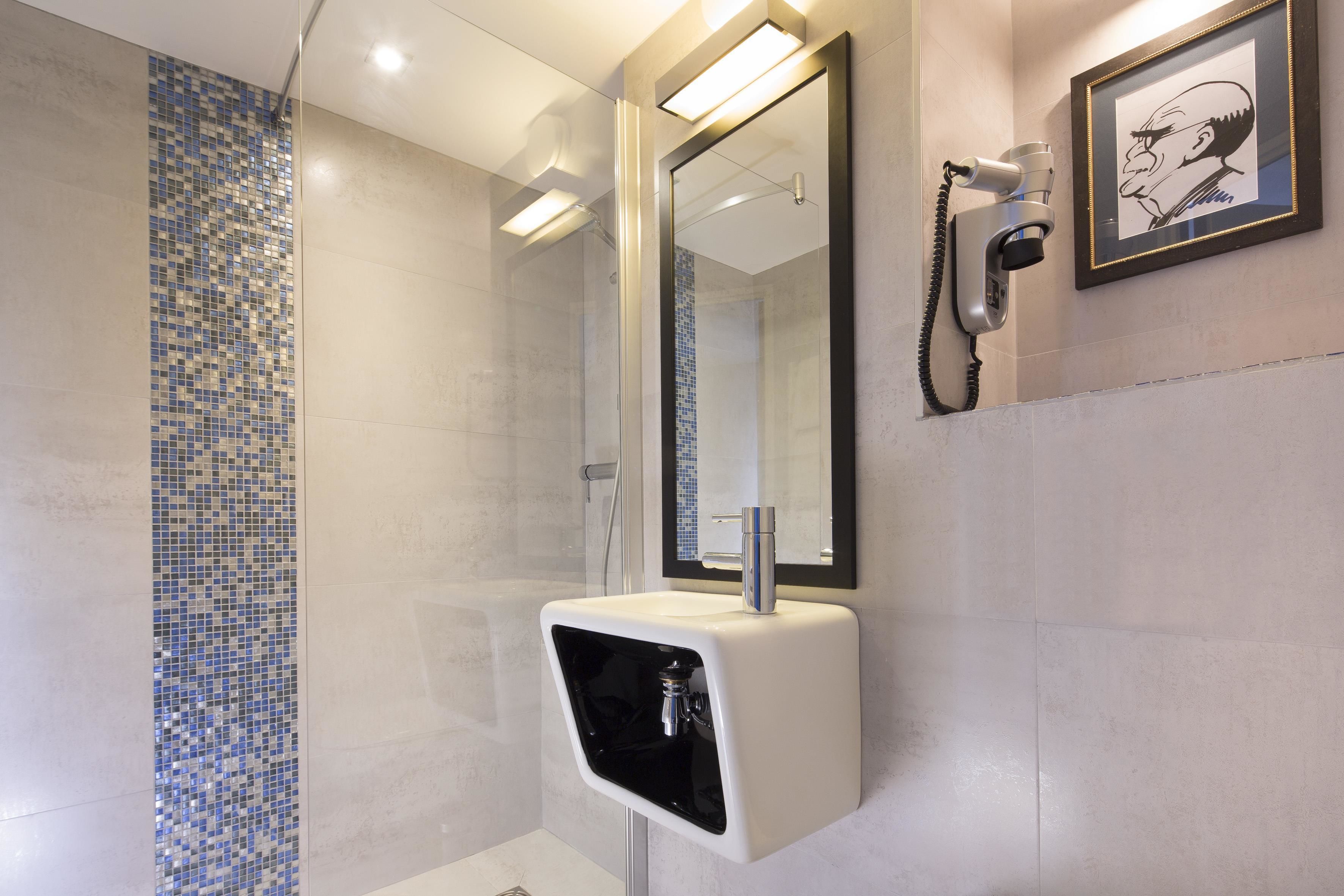 suite (for 4 persons) | bathroom | shower, free toiletries, hair dryer, towels