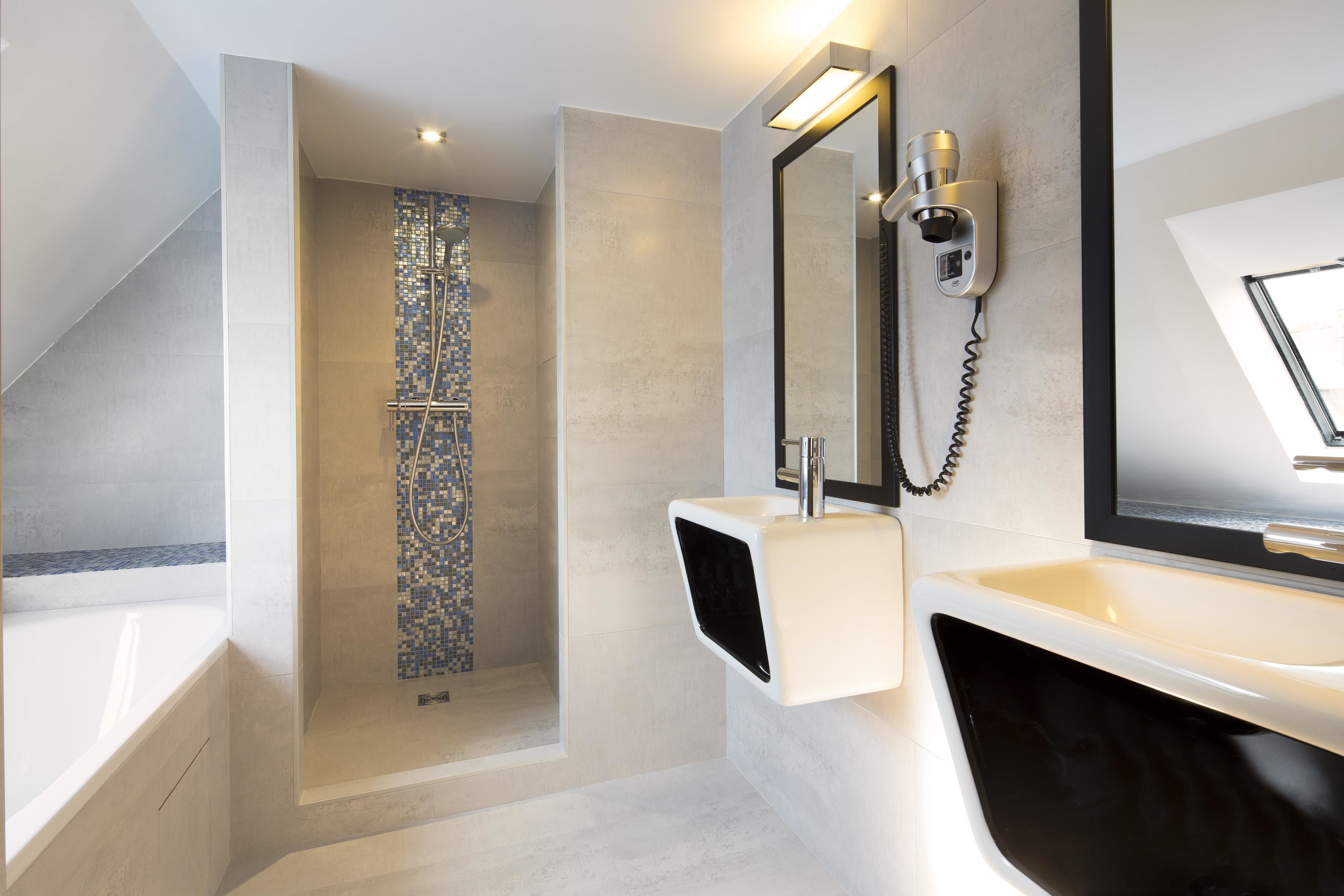 suite (for 4 persons) | bathroom | shower, free toiletries, hair dryer, towels