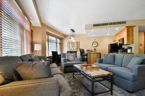 Appartement, 1 slaapkamer (Sundial Lodge) | Woonruimte | Flatscreentelevisie en betaalfilms