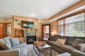 Appartement, 1 slaapkamer (Sundial Lodge) | Woonruimte | Flatscreentelevisie en betaalfilms