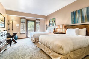 Habitación (Sundial Lodge) | Ropa de cama de alta calidad y tabla de planchar con plancha 