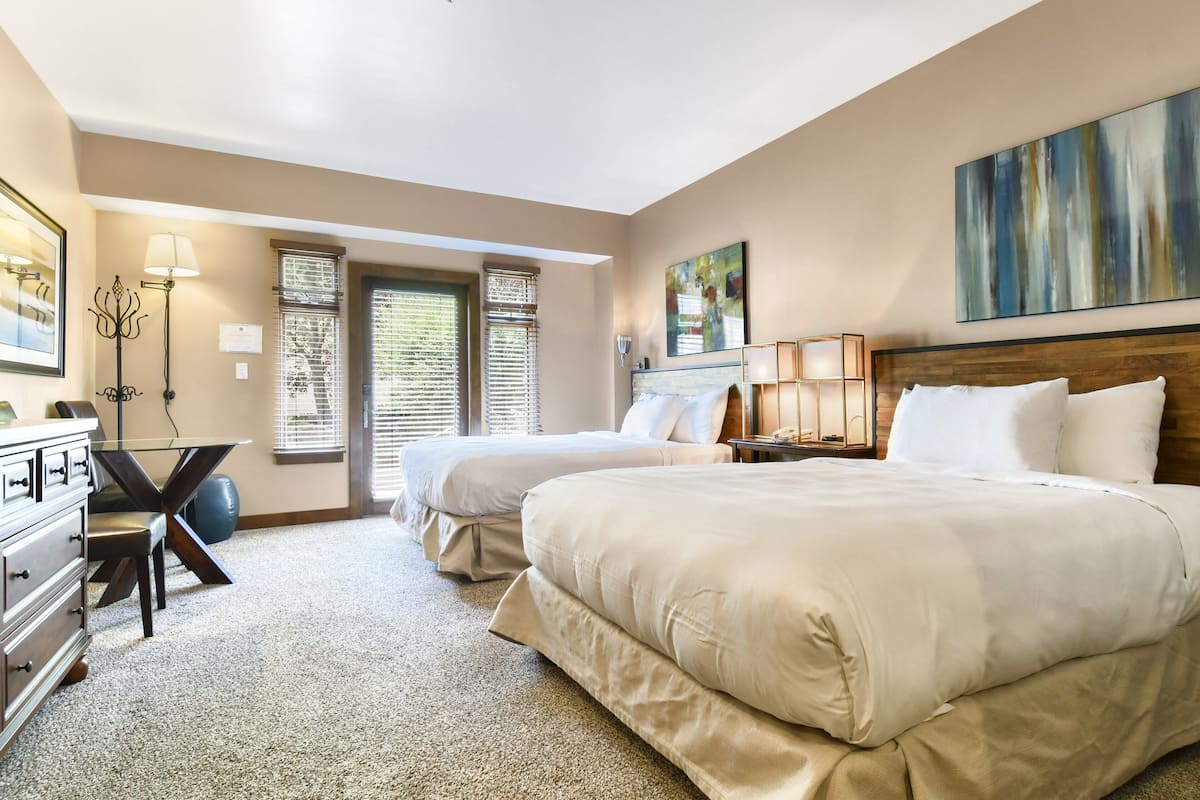 Room (Sundial Lodge) | 2 bedrooms, premium bedding, iron/ironing board, free cribs/infant beds