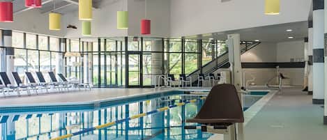 Innenpool, geöffnet von 09:00 Uhr bis 22:00 Uhr, Sonnenschirme