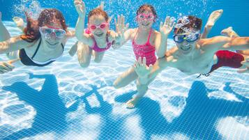 Una piscina techada, abierta desde las 09:00 hasta las 22:00, sombrillas