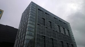 A modern building with a grid of windows and a flat roof. - Downtown Value Inn (Portland)