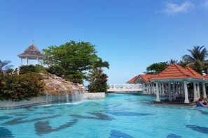 Una piscina cubierta, 2 piscinas al aire libre, sombrillas, tumbonas