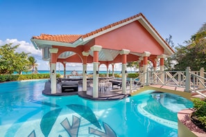 7 bars/lounges, swim-up bar, poolside bar, beach bar - Jewel Dunn's River Adult Beach Resort & Spa, All-Inclusive (Ocho Rios)