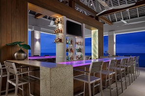 6 bars, bar en milieu de piscine, bar en bord de piscine, bar de plage
