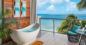 Suite Mewah, 1 kamar tidur, pemandangan samudra (Beachfront Super Luxe with Balcony) | Seprai premium, minibar, brankas, dan tirai kedap cahaya