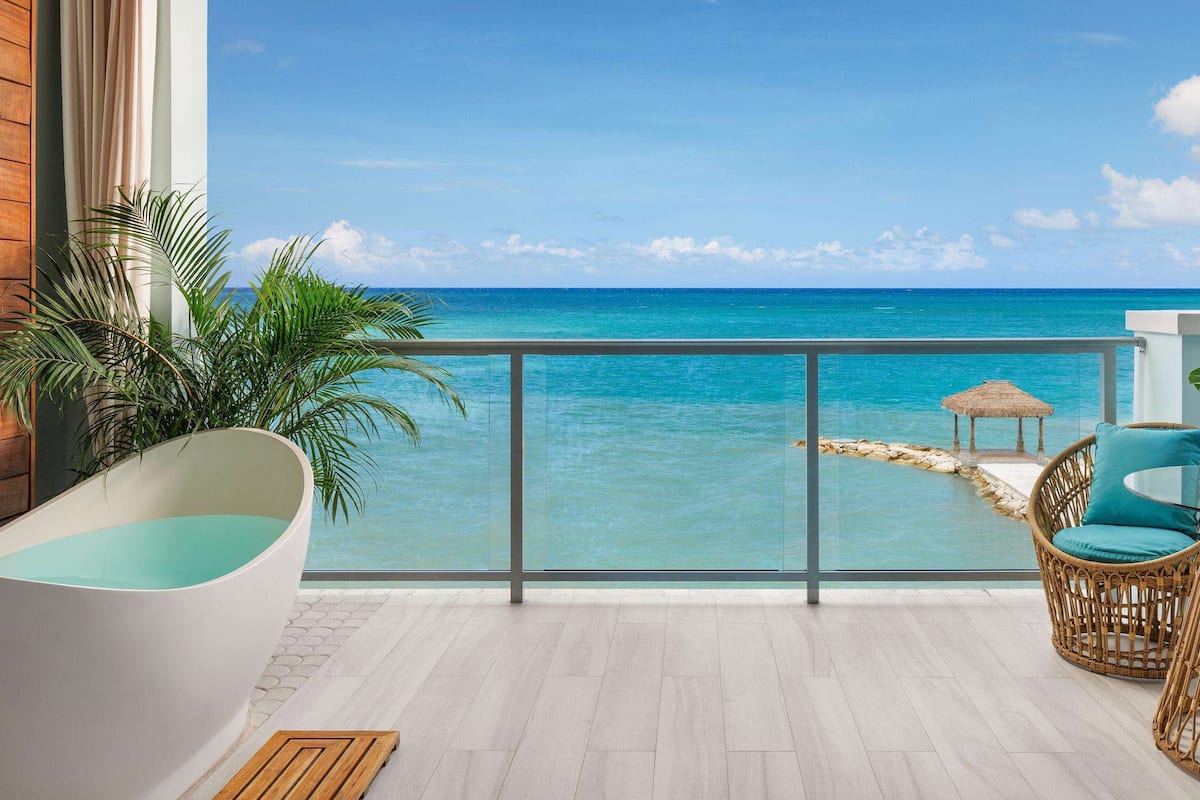 ロマンティック スイート 1 ベッドルーム オーシャンビュー (Beachfront Millionaire) | 部屋からの景観