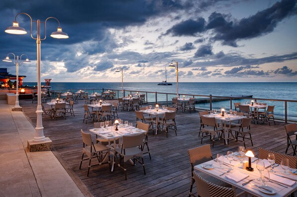 12 restaurants, breakfast, lunch, dinner served; international cuisine 